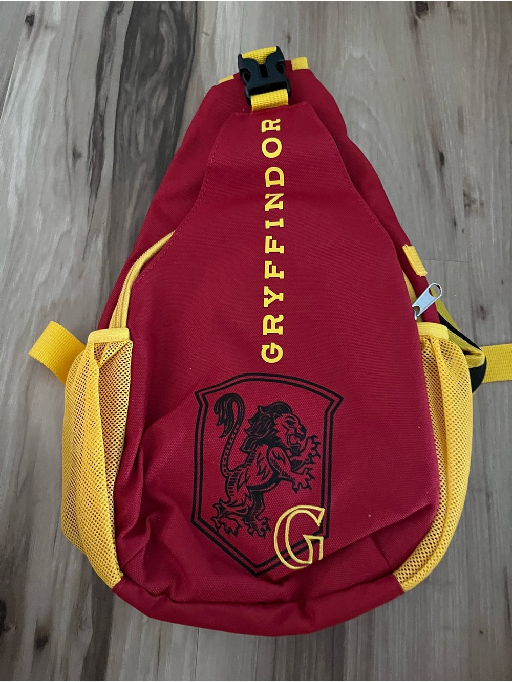 Universal Studios Harry Potter Gryffindor Crest Red Sling Bag NWT